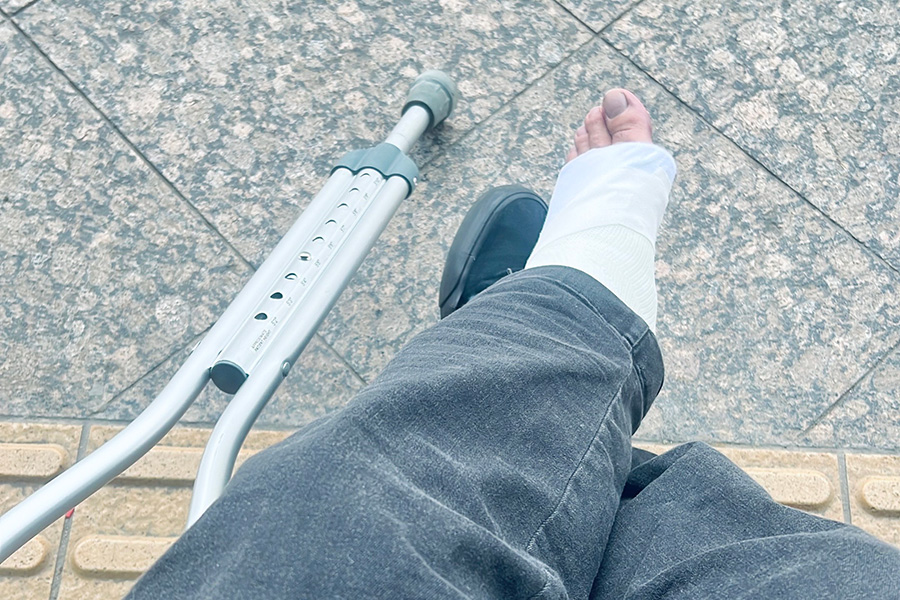 人生初の松葉杖